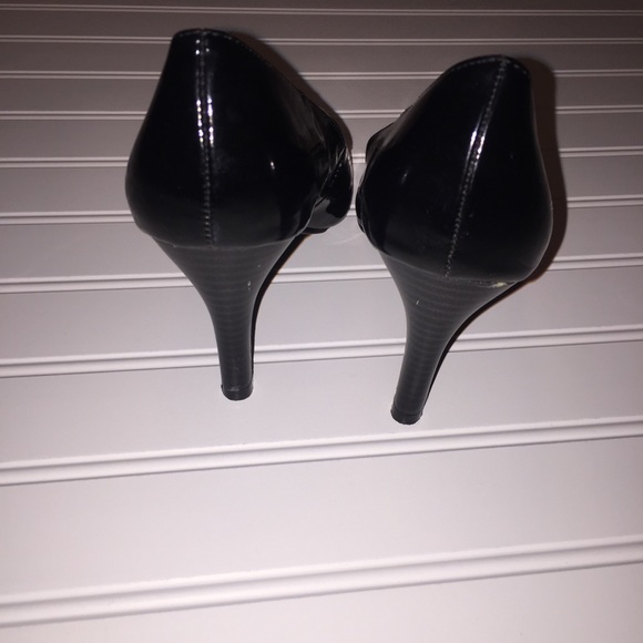 Predictions Patent Leather Peep Toe Heels Black 7 - Picture 3 of 7